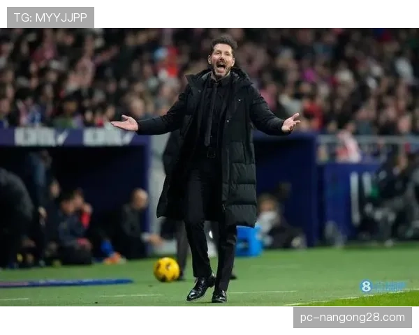 场边花絮：马竞主帅西蒙尼因抗议判罚，再次被裁判请上看台